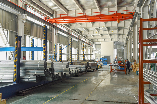 Stockage de mati&egrave;res premi&egrave;res pour la fabrication d"&eacute;quipements de jeux sur mesure