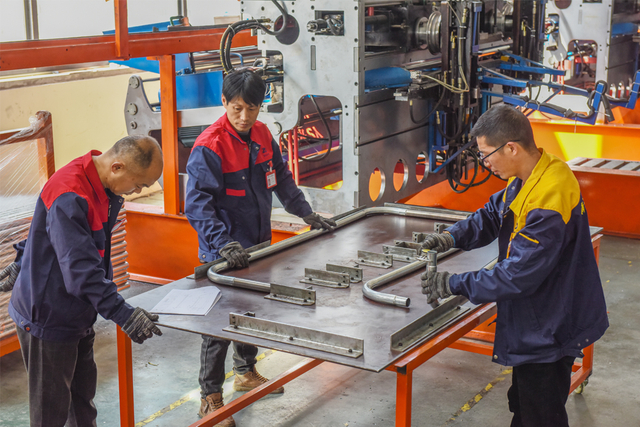 Travailleurs qualifi&eacute;s utilisant des machines de fabrication de conception de trampolines personnalis&eacute;es