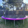 Trampoline ext&eacute;rieur de luxe en forme de 7 avec panier de basket-ball &agrave; lumi&egrave;res LED