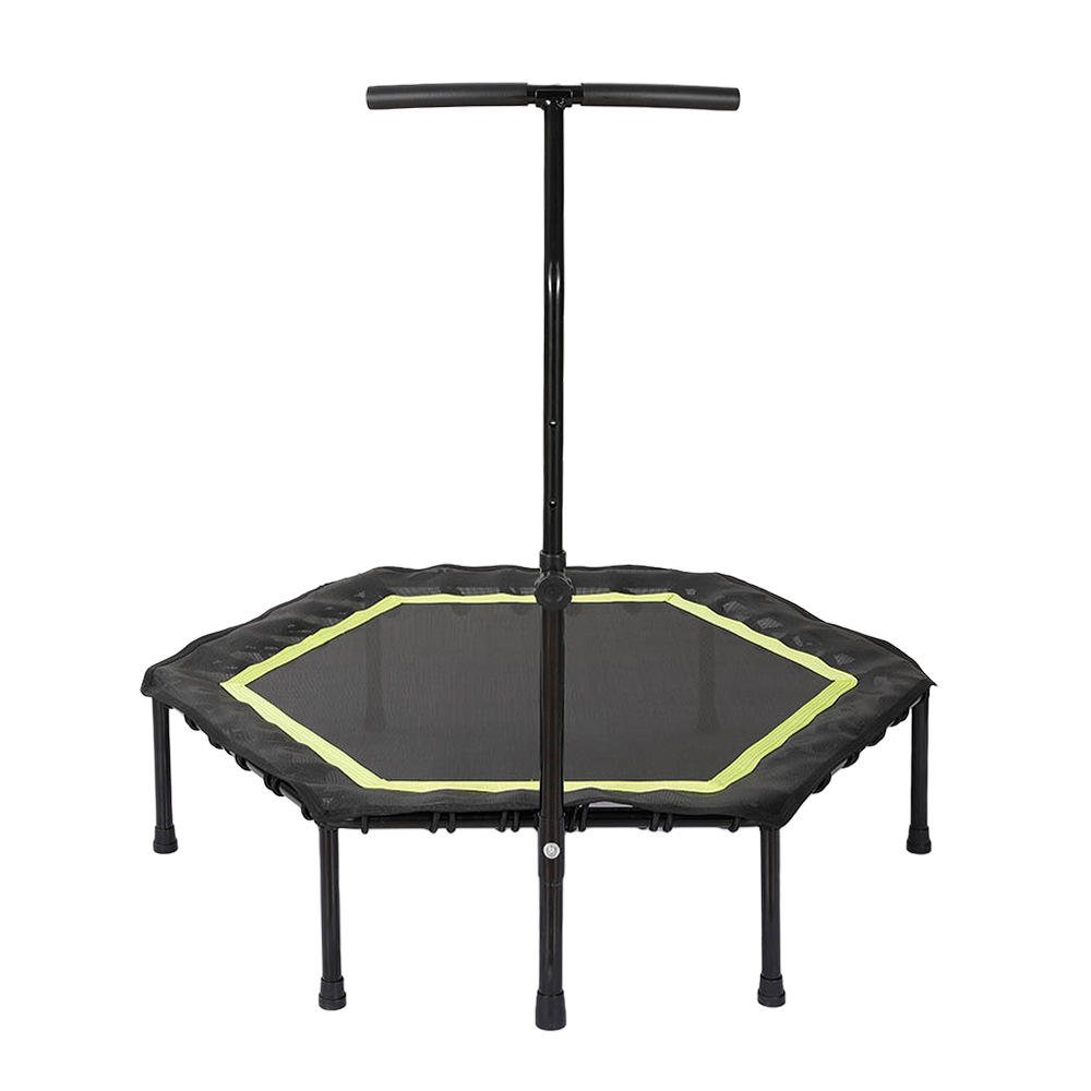 Bonne posture sur un trampoline de fitness avec guidon r&eacute;glable