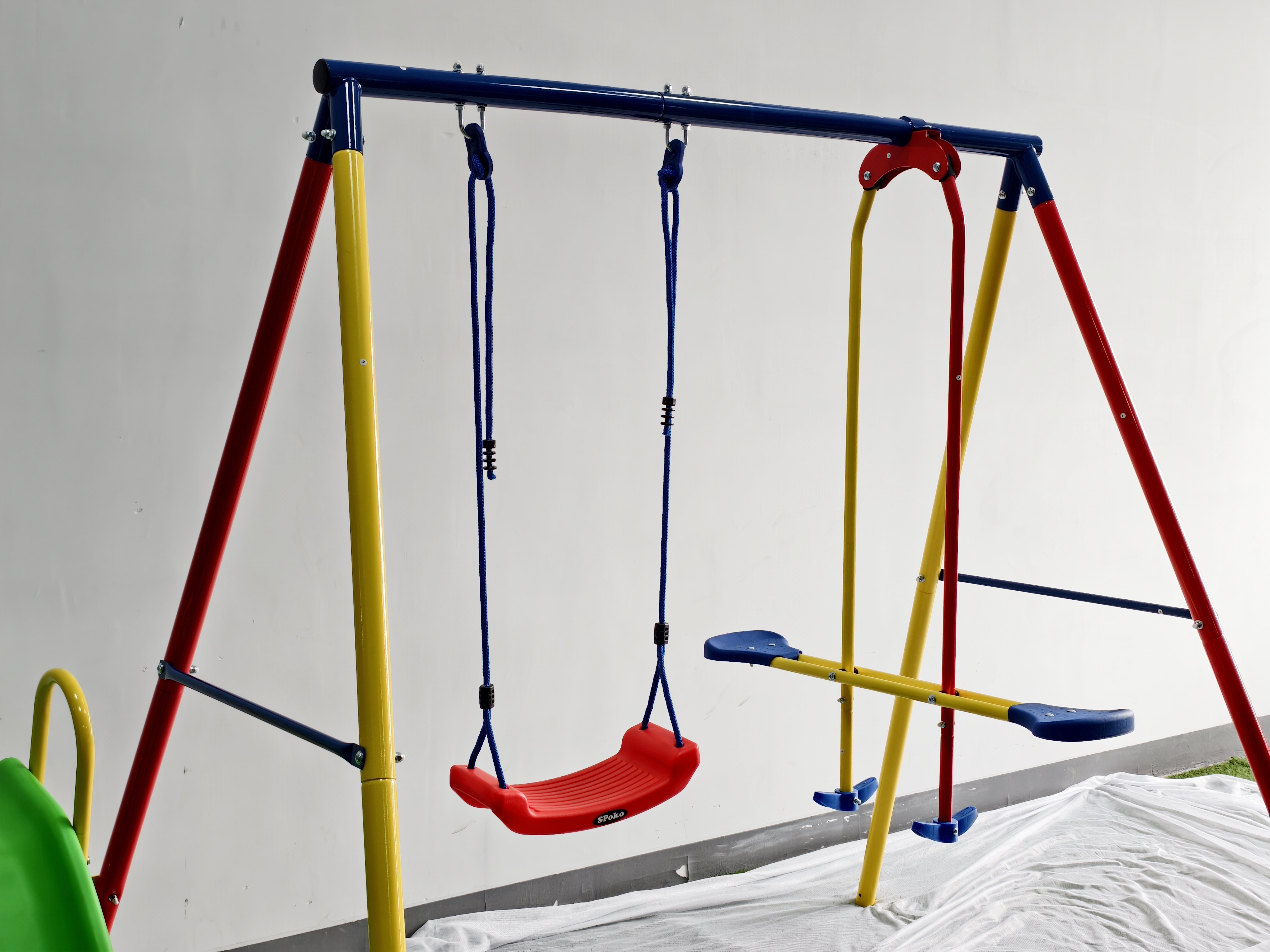 Toboggan et balan&ccedil;oire ext&eacute;rieurs durables install&eacute;s dans une cour arri&egrave;re